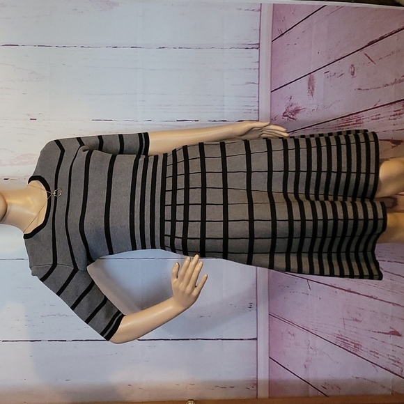 Gabby Skye Gray w/Black knit fit & flare Dress - Picture 4 of 16